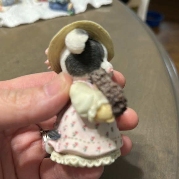 Charming Cow Figurine with Hat and Heart - Picture 4 of 5